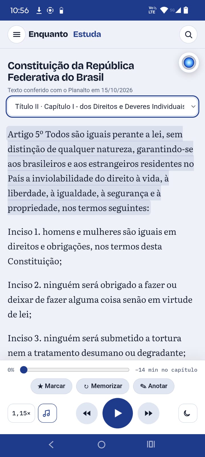 Tela de leitura do Enquanto Estuda com a Constituição e os controles de áudio.